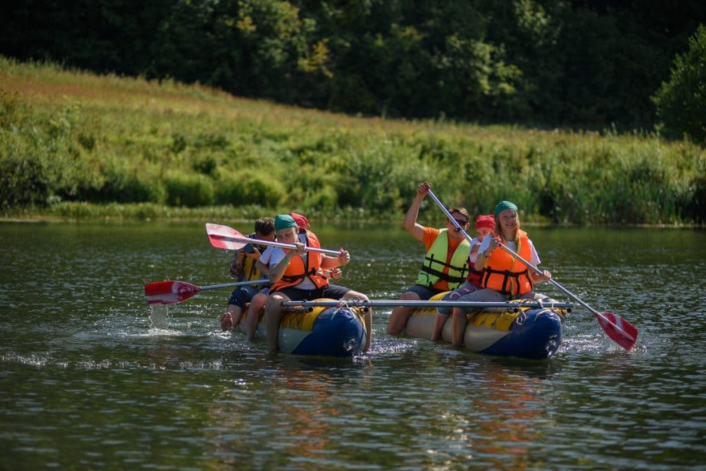Сплав на рафтах в детском лагере