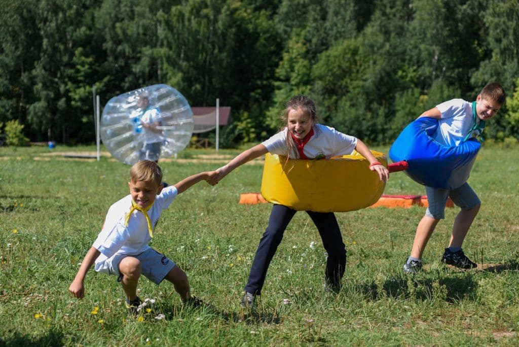 Активные игры в детском лагере