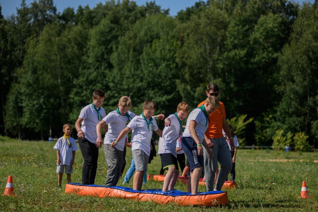 Командные игры в детском лагере