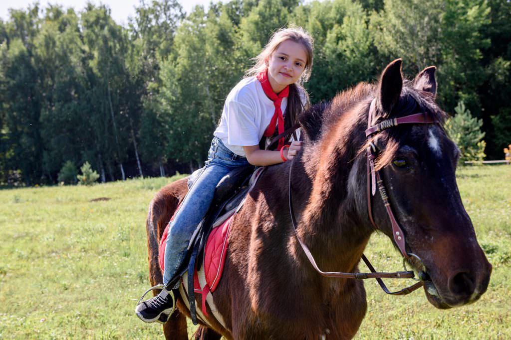 Катание на лошадях в детском лагере
