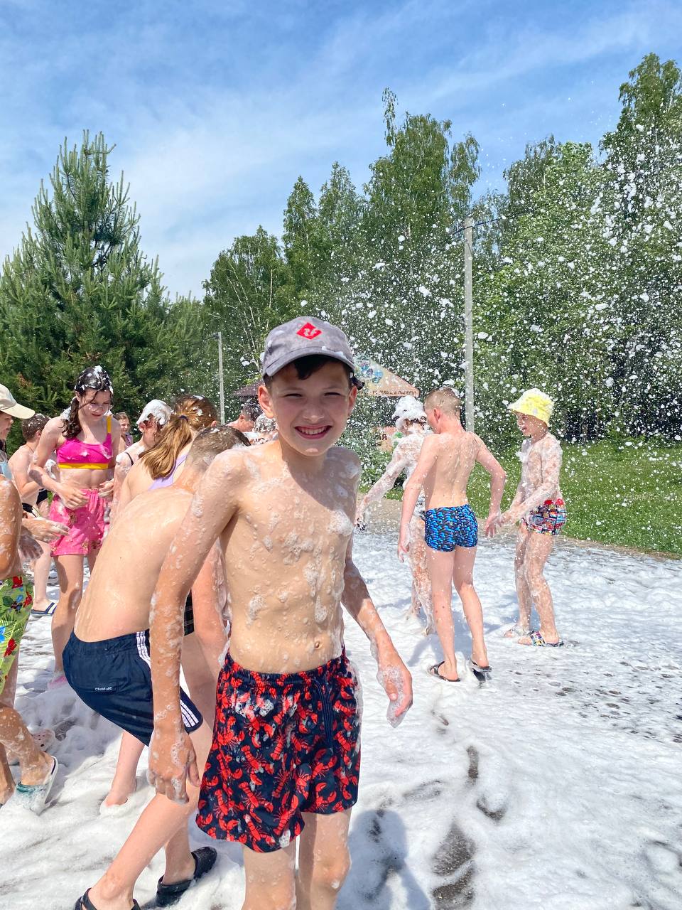 Мальчик на пенной дискотеке
