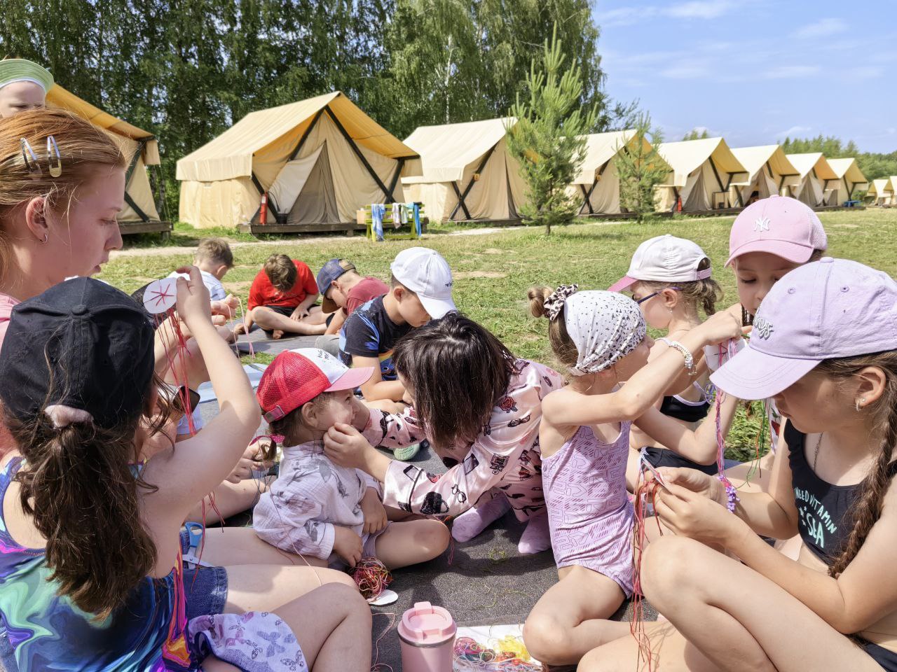 Девочки на пикнике у палаточного лагеря