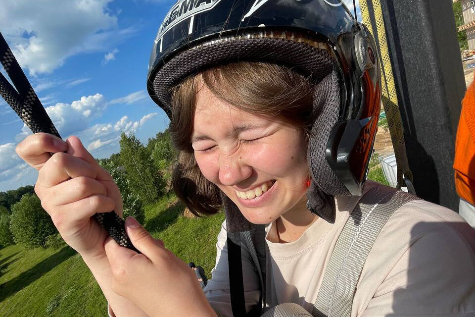 Девочка в шлеме на троллее