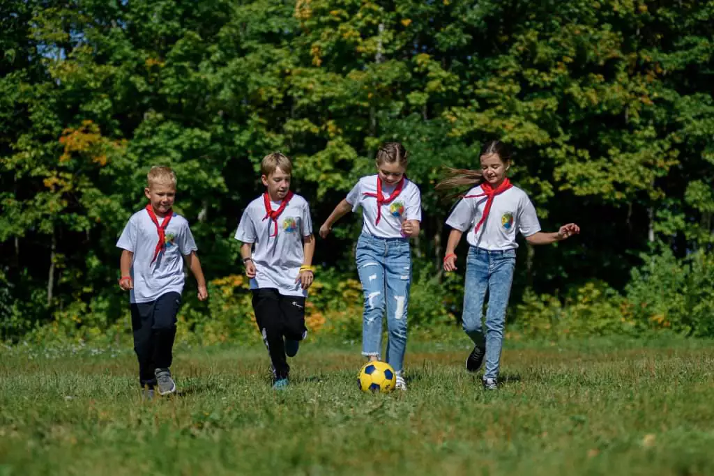 Футбол в детском лагере